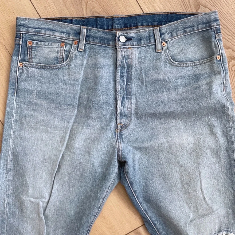 Levis 501 Original‎ Fit Light Wash Distressed Ripped Jeans Mens 40x30